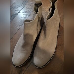 NWOT Women's Tan Suede Ankle Boots. Nordstrom. Water Resistant Size 9